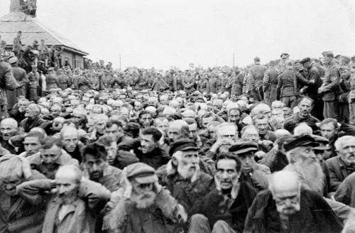Schytomyr, August 1941, Deutsche Soldaten bewachen jüdische Männer vor ihrer Erschießung, Yad Vashem