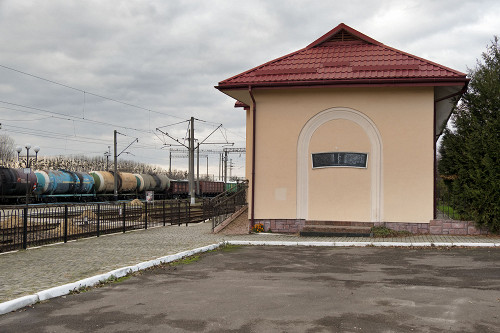 Lemberg, 2017, Auf dem Bahnhof Klepariw erinnert eine kleine Gedenktafel an die Deportationen ins Vernichtugslager Belzec, Christian Herrmann