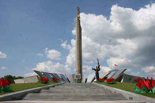 Wjasowenka, 2003, Gedenktafel für die ermordeten Smolensker Juden, Nautschno-proswetitel'skij Zentr »Holocaust«, Ekaterina Busdalowa