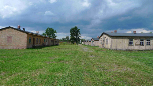 Sandbostel, 2009, Ehemalige Unterkunftsbaracken, links die Latrine, Dokumentations- und Gedenkstätte Lager Sandbostel/Stiftung Lager Sandbostel, Andreas Ehresmann