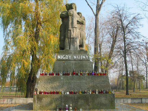Posen-Żabikowo, 2011, Das 1956 eingeweihte Denkmal, Muzeum Martyrologiczne w Żabikowie