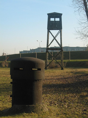 Posen-Żabikowo, 2011, Wachturm auf dem ehemaligen Lagergelände, Muzeum Martyrologiczne w Żabikowie