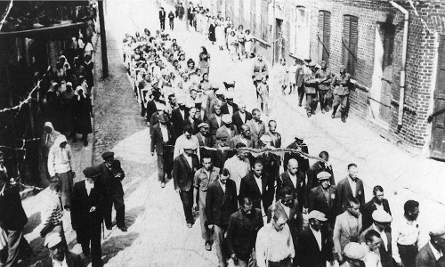 Jurburg, um 1941, Kolonne von Juden mit Gelbem Stern, Valstybinis Vilniaus gaono žydų  muziejus