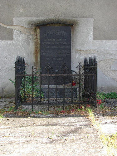 Przemyśl, 2008, Der 1956 aufgestellte Gedenkstein am Ort der Massenerschießung im Schulhof, Marek Król