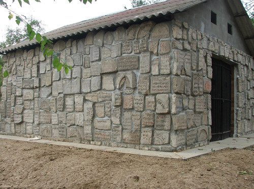 Izbica, 2006, Ohel mit Grabsteinen vom jüdischen Friedhof, Bildungswerk Stanislaw Hantz