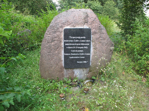 Łomazy, 2010, Der 1988 errichtete Gedenkstein, Tomasz Kowalik 