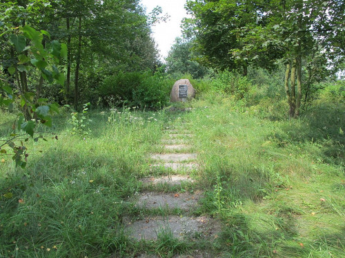 Łomazy, 2010, Gedenkstein auf dem ehemaligen jüdischen Friedhof, Tomasz Kowalik