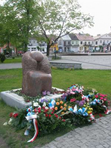 Międzyrzec Podlaski, 2009, Skulptur »Gebet«, Naphtali Brezniak