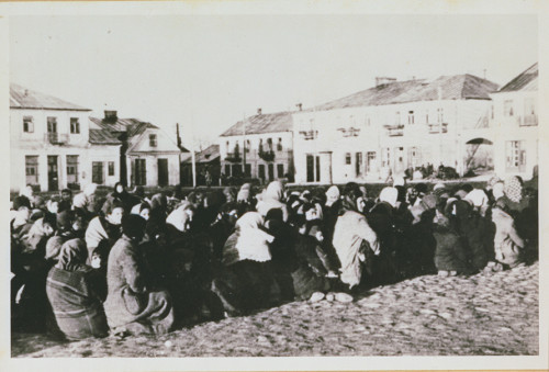 Międzyrzec Podlaski, 1942, Juden müssen vor ihrer Verschleppung stundenlang auf dem Marktplatz ausharren, Staatsarchiv Hamburg, 213-12 Staatsanwaltschaft Landgericht - Nationalsozialistische Gewaltverbrechen, Nr. 21, Bd. 45