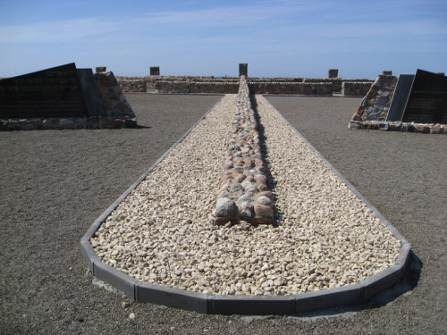Libau, 2008, Detailansicht der Denkmalanlage an der Erschießungsstelle bei Skede, Henry Blumberg