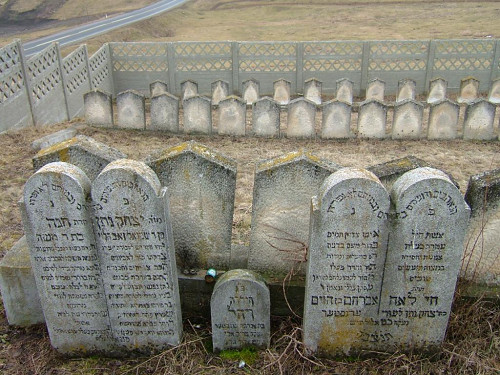 Sărmaşu, 2006, Grabsteine auf der Friedhofsanlage, Stiftung Denkmal, Roland Ibold