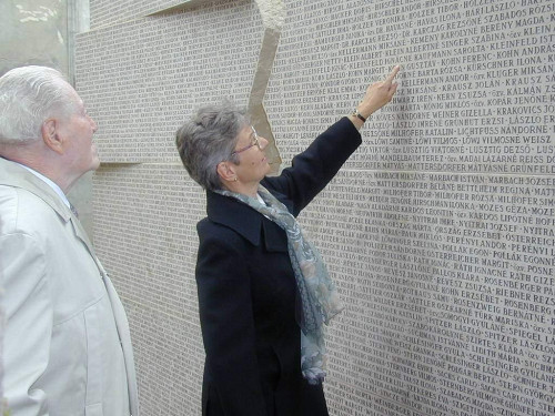 Nagykanizsa, o.D., Namenswand am Denkmal im Innenhof der Synagoge, Stiftung Denkmal