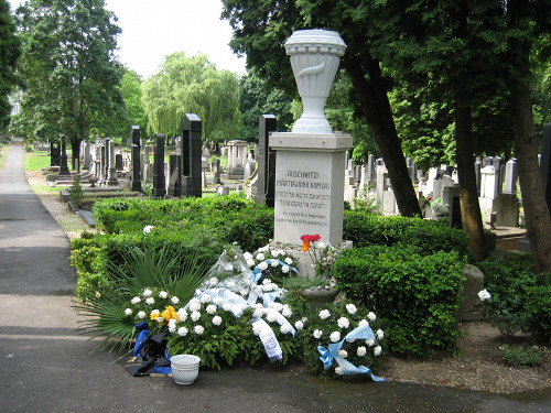 Nagykanizsa, 2007, Urne im Gedenken an die in Auschwitz Ermordeten auf dem jüdischen Friedhof, Holocaust Memorials Album of alexandria42 alias Celia Male on Flickr.com