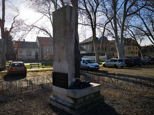 Ödenburg, 2019, Hinteranischt des Holocaustdenkmals mit Blick auf die Synagoge, Reiner Fabian