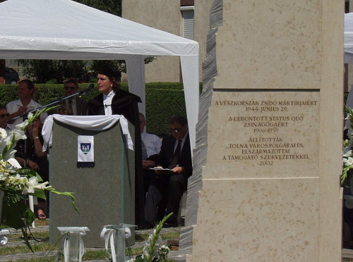 Tolnau, 2002, Widmung auf dem Denkmal, Stiftung Denkmal