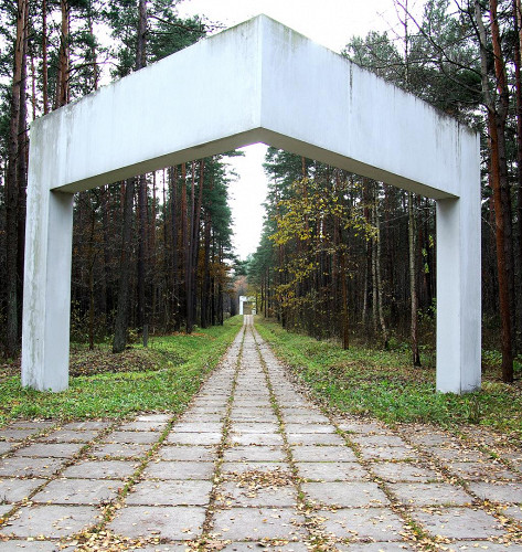 Biķernieki, 2009, Eingang zur Gedenkanlage, Ronnie Golz