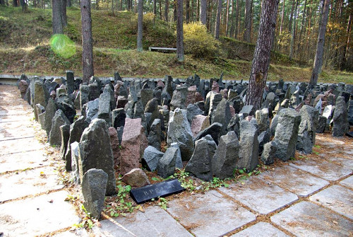 Biķernieki, 2009, Granitsteine zur Erinnerung an die Opfer, Ronnie Golz