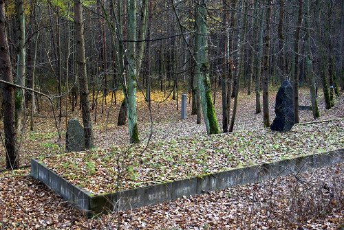 Biķernieki, 2009, Mit Steinen gekennzeichneten Fundorte von Massengräbern, Ronnie Golz