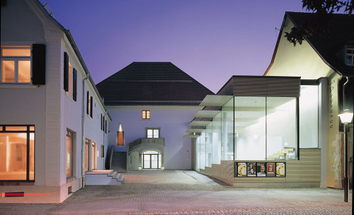 Offenburg, (o.D.), Außenansicht der Gedenkstätte Salmen, Stadt Offenburg
