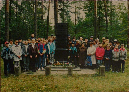 Pajuostė, 1994, Der Gedenkstein während einer Gedenkveranstaltung, Panevėžio žydų bendruomenė