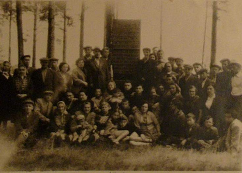 Pajuostė, 1946, Kurz nach der Einweihung des Gedenksteins gedenkt die Jüdische Gemeinde ihrer Opfer, Panevėžio žydų bendruomenė