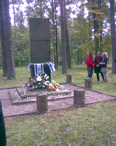 Pajuostė, 2003, Gedenkstein an der Erschießungsstelle, Genadij Kofman