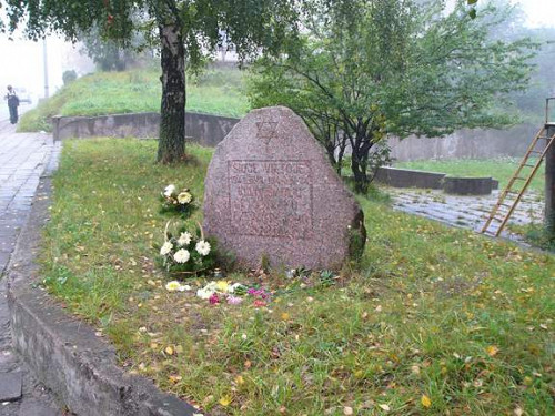 Schaulen, 2004, Gedenkstein am früheren Ghettoeingang, Stiftung Denkmal, Nerijus Grigas 