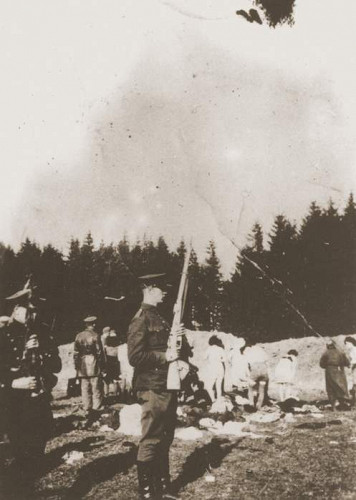 Pajuostė, 1941, litauische Milizangehörige zwingen jüdische Frauen, sich vor ihrer Erschießung zu entkleiden, USHMM