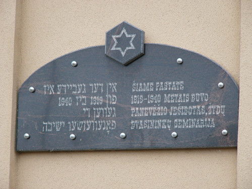 Panevėžys, 2004, Gedenktafel an der ehemaligen »Ponevezh Jeschiwa«, Stiftung Denkmal, Nerijus Grigas
