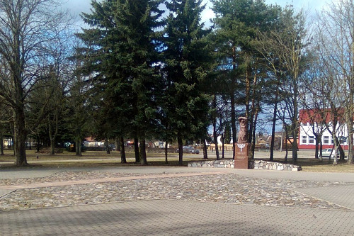 Panevėžys, 2016, Denkmal »Trauernde Jüdische Mutter« am ehemaligen jüdischen Friedhof, Panevėžio apskrities Gabrielės Petkevičaitės-Bitės viešoji Biblioteka, Asta Rimkūnienė