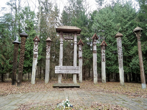 Wald bei Staniūnai (Kaizerlingas), 2018, Seit 1979 erinnern Holzskulpturen an die Opfer der Massenerschießung vom 21. Juli 1941, Panevėžio apskrities Gabrielės Petkevičaitės-Bitės viešoji Biblioteka, A. Veličkienė 
