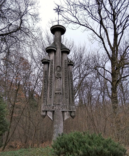 Wald bei Staniūnai (Kaizerlingas), 2018, Eine 1984 aufgestellte Holzskulptur am Eingang des Geländes, Panevėžio apskrities Gabrielės Petkevičaitės-Bitės viešoji Biblioteka, A. Veličkienė