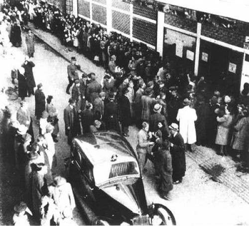 Budapest, 1944, Schlange vor dem »Glashaus«, Yad Vashem