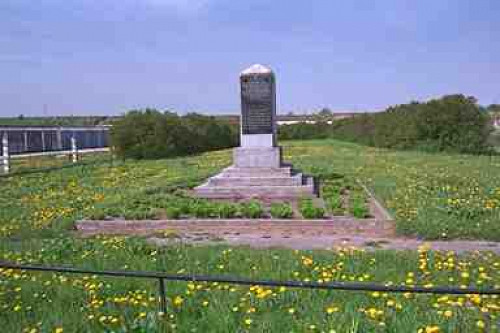 Marijampolė, 2004, Gedenkstein an der Massenerschießungsstätte, Stiftung Denkmal