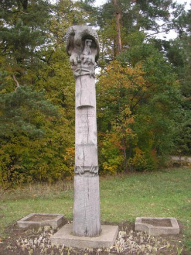 Ukmergė (Wilkomir), 2001, Holzstatue im Wald Pivonija, Švietimo kaitos fondas