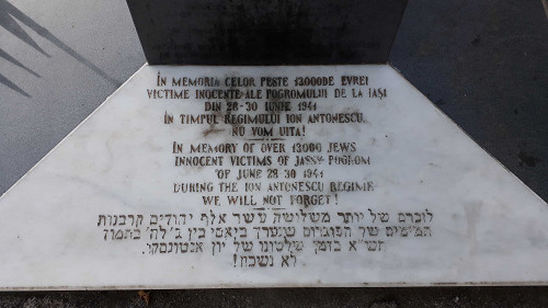 Jassy, 2019,  Widmung auf dem Sockel des Denkmals, Stiftung Denkmal