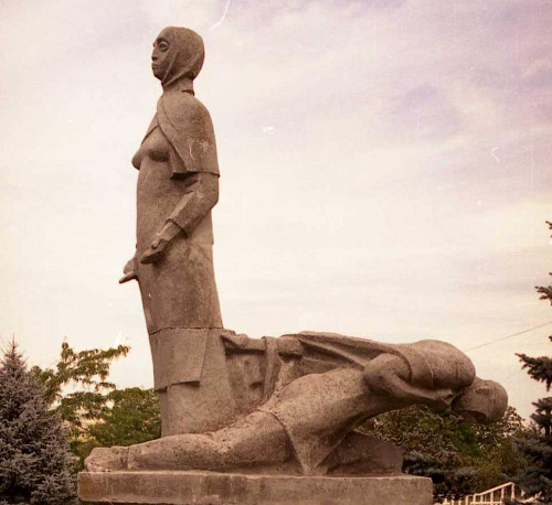 Pepeni, 2005,  Seitenansicht des Denkmals, Stiftung Denkmal