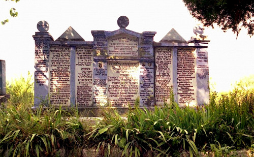 Orhei, 2005, Der Hauptgedenkstein mit  Namen von Holocaustopfern auf dem jüdischen Friedhof, Stiftung Denkmal