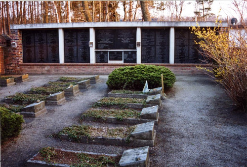 Tröbitz, 1999, Gedenkwand mit den Namen von 550 Toten, Erika Arlt