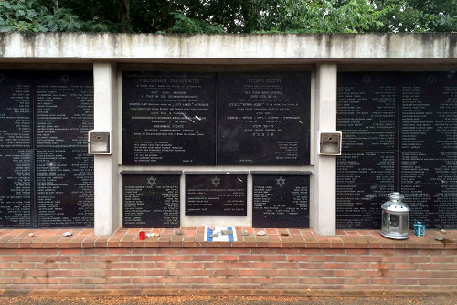 Tröbitz, 2016, Gedenkmauer mit den Namen der Opfer am Jüdischen Friedhof, Mirna Campanella
