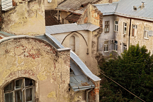 Lemberg, 2013, Das Gelände der ehemaligen Goldenen-Rose-Synagoge vor der Renovierung von der gegenüberliegenden Straße aus betrachtet, Christian Herrmann