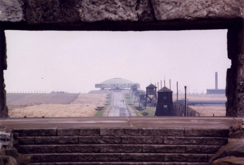 Lublin, o.D., Vom Mahnmal führt ein Weg zum Mausoleum, Ronnie Golz