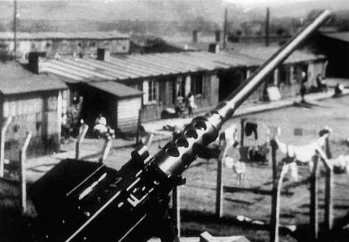 Hersbruck, 1945, Amerikanisches Maschinengewehr vor den ehemaligen Häftlingsbaracken nach Ende des Krieges, National Archives Washington