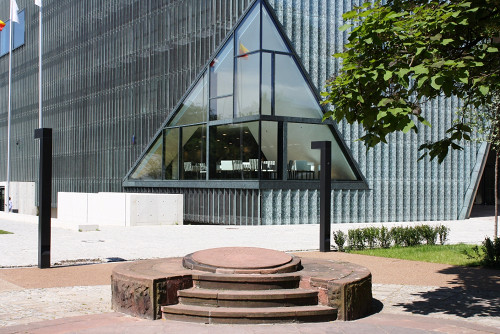 Warschau, 2013, Denkmal aus dem Jahr 1946 vor dem Museum der Geschichte der Polnischen Juden, Stiftung Denkmal
