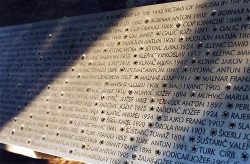 Rab, 2005, Metalltafel mit Namen der Opfer, Stiftung Denkmal, Christian Schölzel