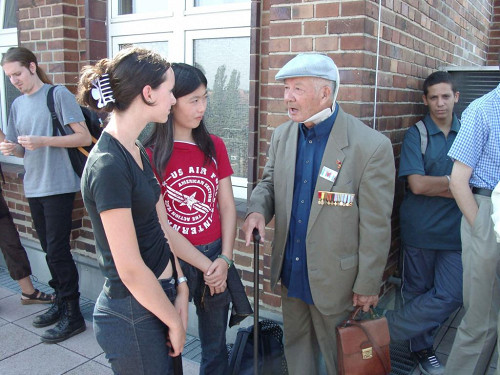 Leipzig, 2004, Jugendliche im Gespräch mit Zeitzeugen in der  Gedenkstätte, Förderverein »Dr. Margarete Blank« e.V., Norma Neuheiser