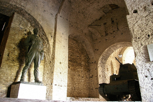 Gjirkokastra, 2008, Partisanendenkmal und italienischer Kleinpanzer, Richard Schofield