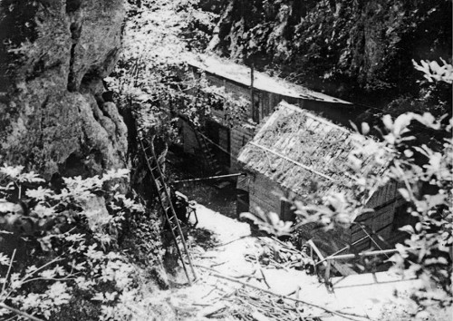Bei Dolenji Novaki, 1945, In die Schlucht eingepasste Hütten, Fototeka Cerkljanskega muzeja