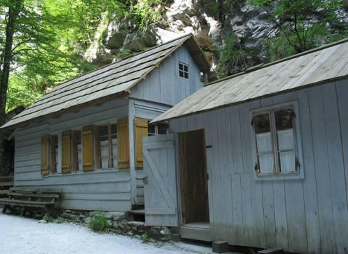 Bei Dolenji Novaki, 2007, Zur Gedenkstätte umgebaute Hütten des ehemaligen Lazaretts, Fototeka Cerkljanskega muzeja