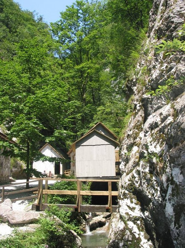 Bei Dolenji Novaki, 2007, Zur Gedenkstätte umgebaute Hütten, Partizanska bolnica Franja,Fototeka Cerkljanskega muzeja